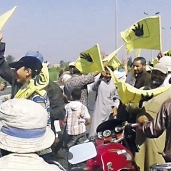 عناصر «الإرهابية» ترفع شارات «رابعة» فى إحدى المسيرات «صورة أرشيفية»