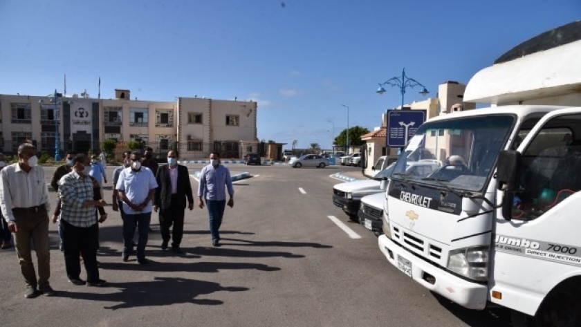 اللواء خالد شعيب محافظ مطروح خلال تفقدة السيارات التى تم صيانتها