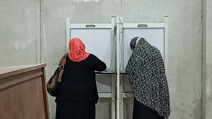 السيدات يتصدرن الناخبين في لجان الدقي بأول أيام التصويت بـ"النواب"