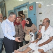 محافظ المنيا يزور المرضي في المستشفي العام