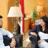 وزيرة السياحة تبحث "سياحة المغامرات" مع "عمر سمرة"