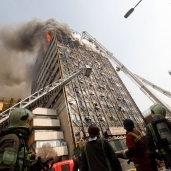 بالصور| انهيار مبنى من 15 طابقا في طهران.. ورجال إطفاء عالقون داخله