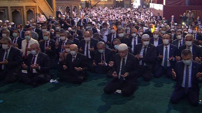 صفوف الصلاة الأولى بـ"آيا صوفيا" تكشف صراع الأجنحة في دولة أردوغان