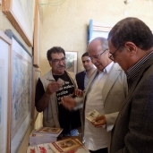 وزير التنمية المحلية يتفقد مهرجان الخزف بالفيوم ويشتري كتب ومنتجات