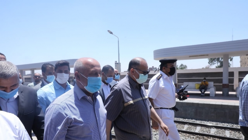 وزير النقل يتفقد محطتي رمسيس وديروط: لا مكان لمتخاذل في السكة الحديد