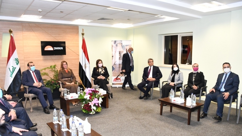 السعيد تصطحب وزير التخطيط العراقي في زيارة للأكاديمية الوطنية للتدريب