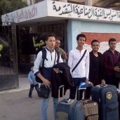 الطلاب الأربعة قبل المغادرة لمطار القاهرة