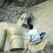 تنظيف تمثال رمسيس بطرق بدائية