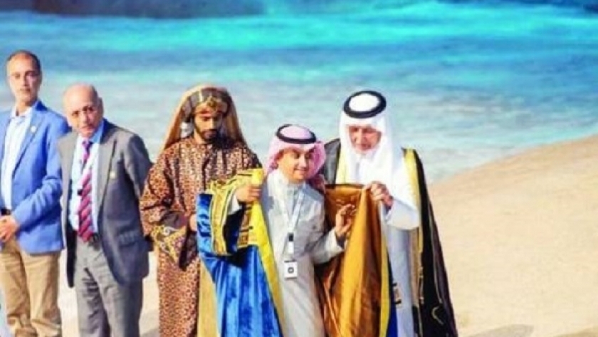 الأمير خالد الفيصل يُتوج إبراهيم يعقوب بلقب "شاعر عكاظ" ويمنحه جائزة الـ "مليون ريال"