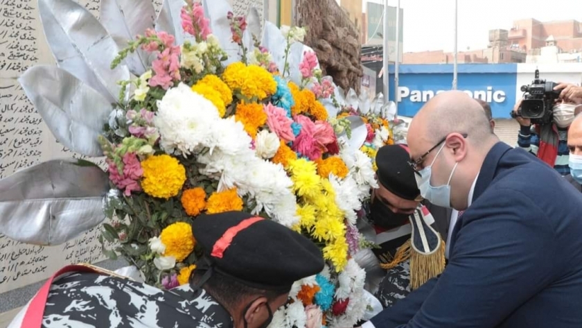 إكليل زهور على قبر الجندي المجهول في احتفالات بني سويف بعيدها القومي
