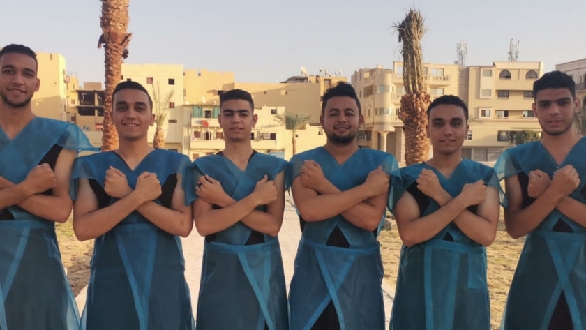 مجموعة من الشباب يرتدون الزي المصري القديم