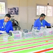 عمال داخل مصنع إيكو لتدوير المخلفات الإلكترونية