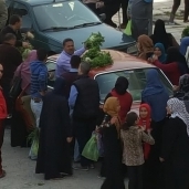 تجمع للأهالى حول سيارة تبيع الخضراوات
