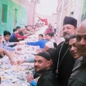 بالصور: الأب بندليمون يشارك أصدقاءه المسلمين إفطارا جماعيا ويوزع الوجبات الساخنة على الصائمين  في دمياط