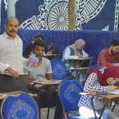 "تجارة الإسكندرية" توزع مياه مجاناً على طلابها لمواجهة الحرارة