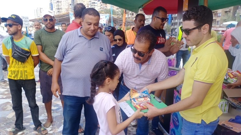 توزيع الهدايا على المصطافين في شواطئ الإسكندرية