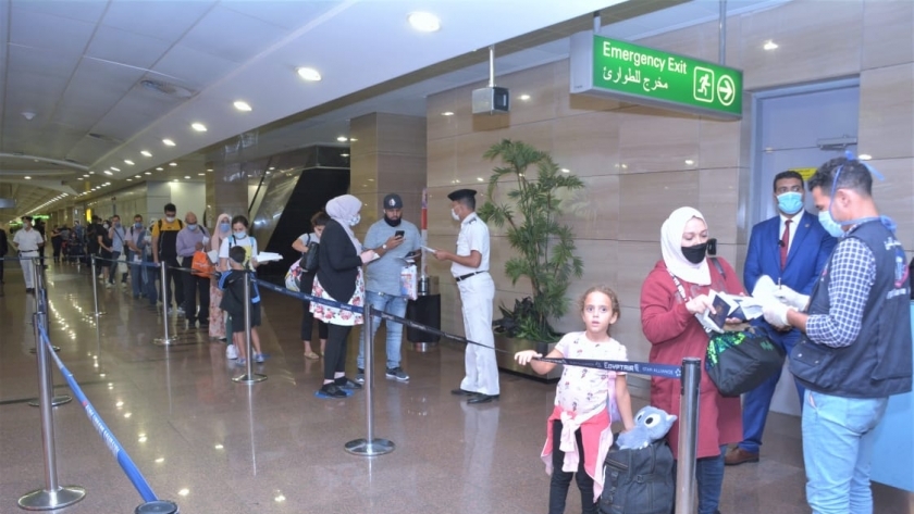 جانب من الإجراءات الوقائية والإحترازية المنفذة داخل مطار القاهرة الدولي خلال إحدى رحلات السفر