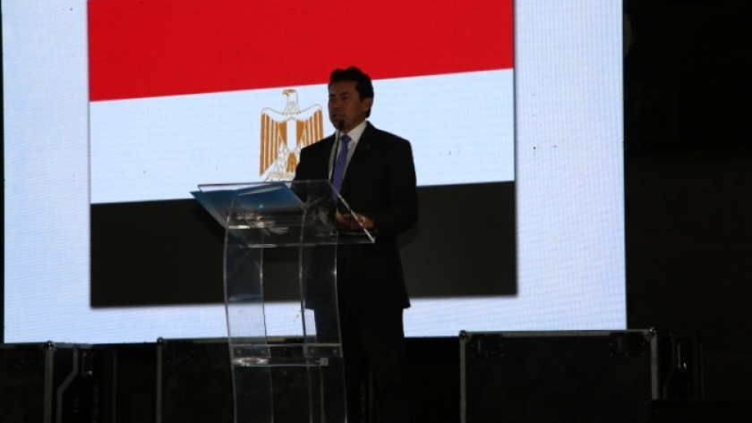 د.أشرف صبحي اثناء القاء كلمة  في الاحتفالية