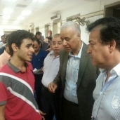 وزير التعليم العالي والبحث العلمي مع المصابين في الإسكندرية