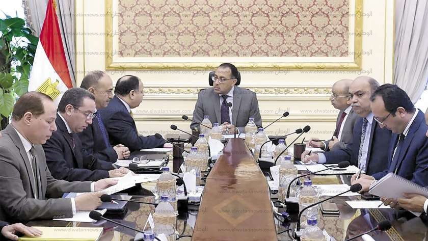 رئيس الوزراء خلال اجتماعه مع عدد من المسئولين