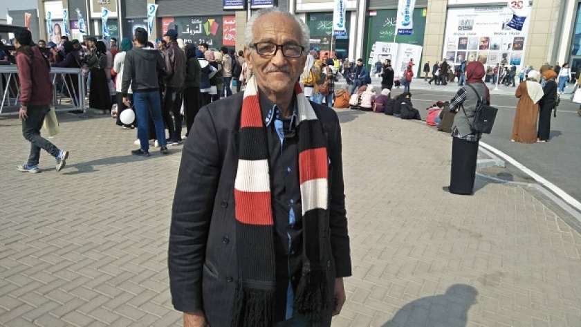 الشاعر محمد عبد المنعم في معرض الكتاب
