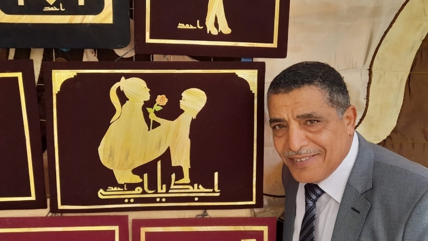 أحمد عبد الباسط يصنع لوحات قش القمح