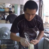 الشاب الصيني أثناء عمله