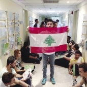 أعضاء حملة «طلعت ريحتكم» بعد اقتحام مقر وزارة البيئة اللبنانية أمس «أ. ف. ب»