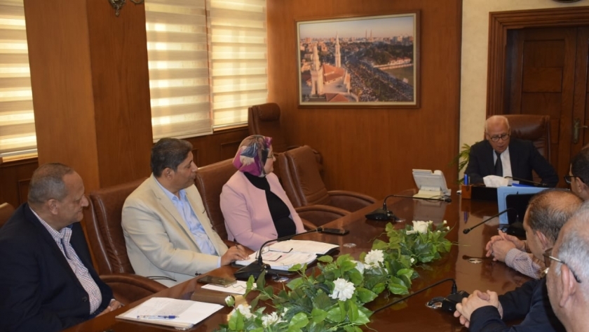 محافظ بورسعيد خلال اجتماعه مع مسؤولي التعليم