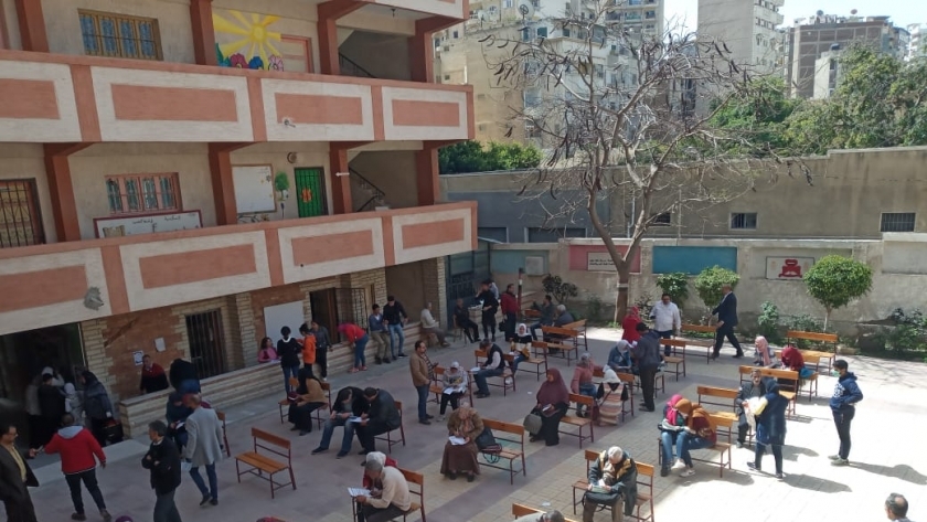 الجلوس بمسافات .. وسط الإسكندرية تسلم شريحة التابلت لطلاب الثانوية الع