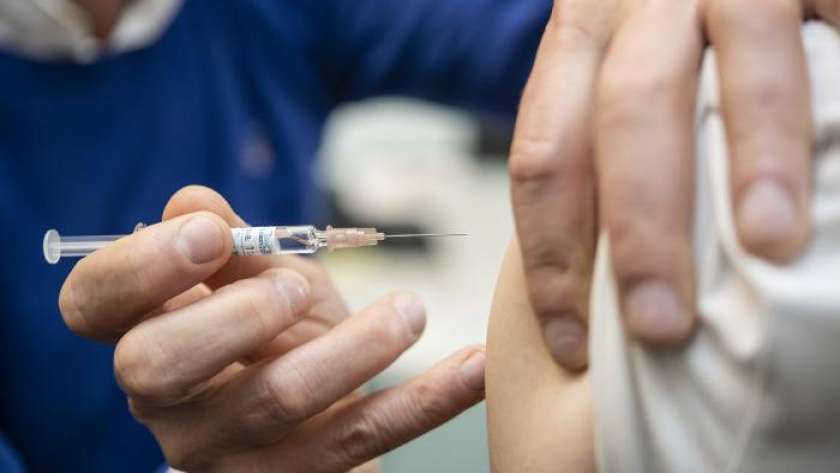 جانب من تناول التطعيمات