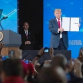 الرئيس الأمريكي دونالد ترامب يظهر أمرا موقِعايرفض معاهدة تجارة الأسلحة لعام 2013 في الاجتماع السنوي للجمعية الوطنية للبنادق في "إنديانابوليس"