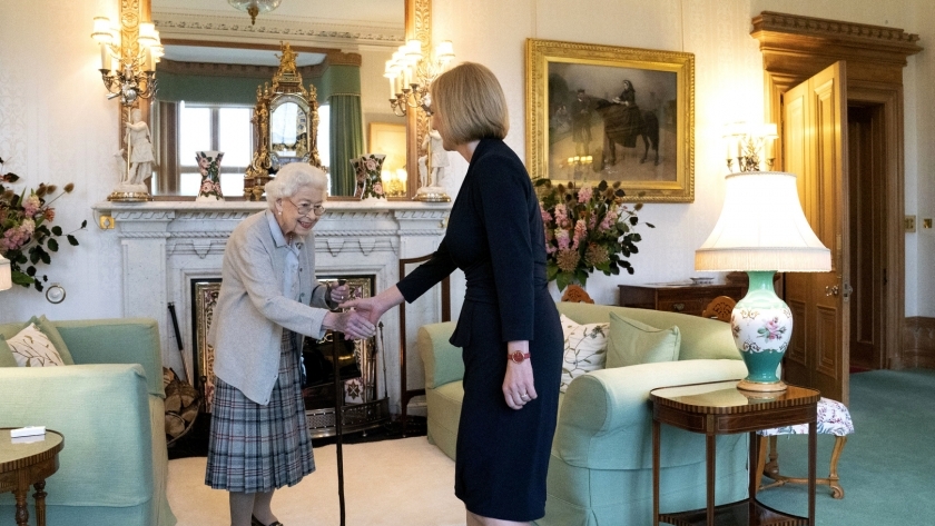 لقاء سابق للملكة إليزابيث ورئيسة وزراء بريطانيا