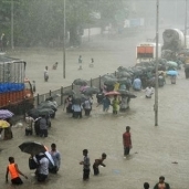 بالصور| أمطار غزيرة وفيضانات تشل الحركة في بومباي