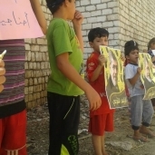بالصور| الإخوان تدفع بالأطفال والنساء في مظاهرات ذكرى رابعة ببني سويف