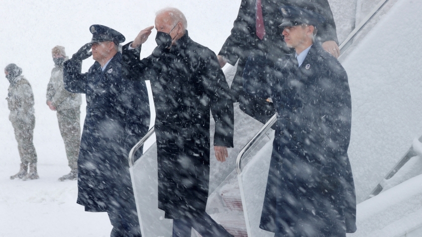 الرئيس الأمريكي بايدن يغادر طائرته وسط عاصفة ثلجية