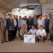 طلبة كلية الهندسة يتفقدون اول طائرة تعمل بالطاقة الشمسية فى العالم