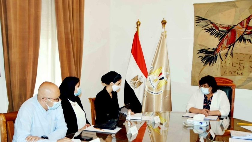 الدكتورة إيناس عبد الدايم وزيرة الثقافة خلال اجتماعها مع ممثلي حياة كريمة