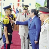 الرئيس خلال احتفال تخريج الدفعات الحربية أمس