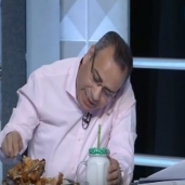 الإعلامي جابر القرموطي يتناول وجبة عكاوي على الهواء