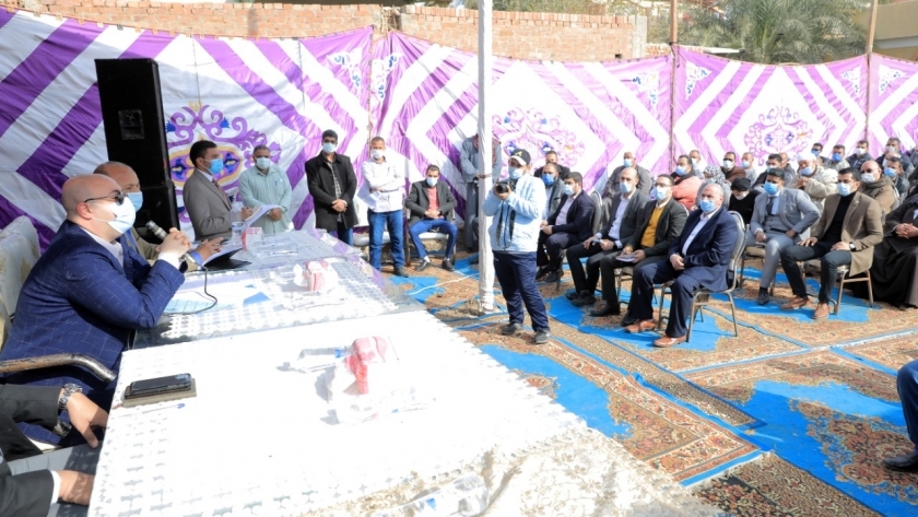 محافظ بني سويف يعقد حوارا مجتمعيا مع أهالي بعض قرى مركز ناصر 