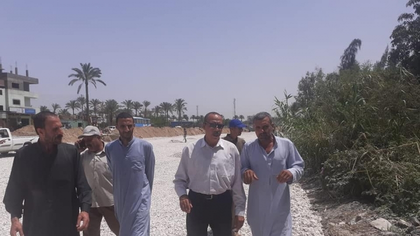 رئيس مدينة أبوصوير يتفقد منطقة الطريق الصحروى