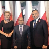 رئيس بولندا مع القائم بالأعمال المصري في وارسو