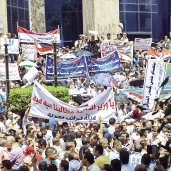 جانب من المظاهرات الرافضة لقانون الخدمة المدنية «صورة أرشيفية»