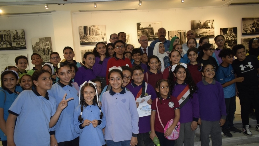 محافظ بورسعيد مع طلاب المدارس