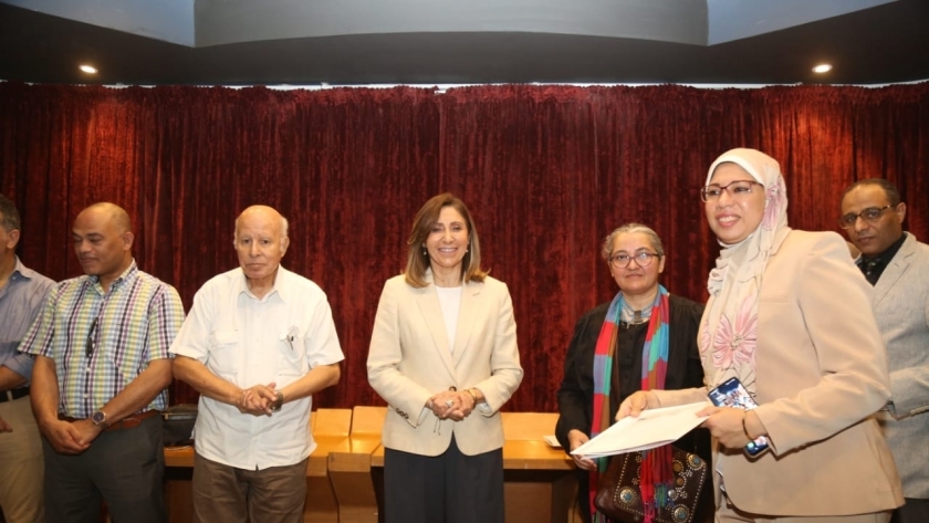 الدكتورة نيفين الكيلاني وزيرة الثقافة تسلم جوائز القومي للترجمة