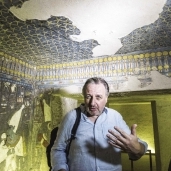عالم الآثار الإنجليزى داخل مقبرة «توت عنخ آمون»