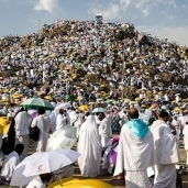 آلاف الحجاج يقومون بأداء الركن الأعظم للحج بالوقوف على جبل عرفات
