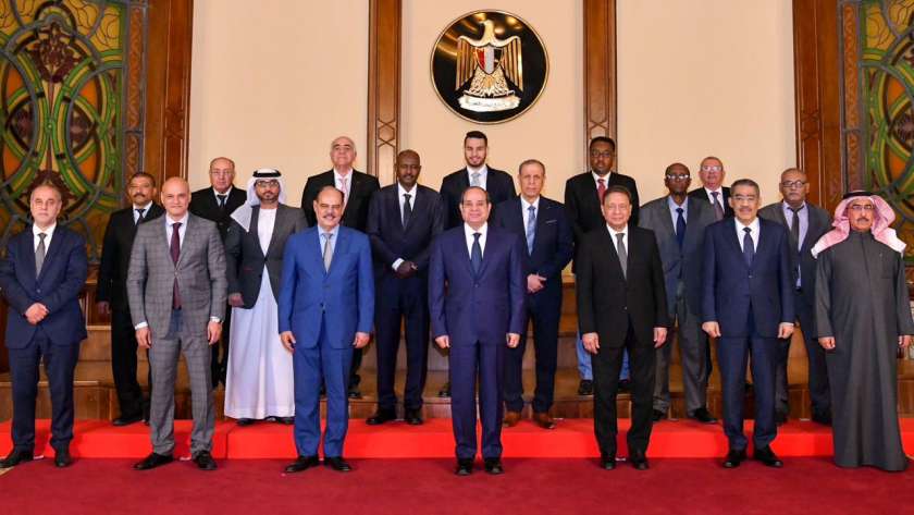 الرئيس عبدالفتاح السيسي مع أعضاء الأمانة العامة الجديدة لاتحاد الصحفيين العرب
