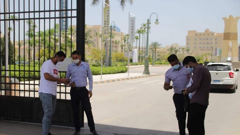 ارتداء المترددون على جامعة كفر الشيخ الكمامات